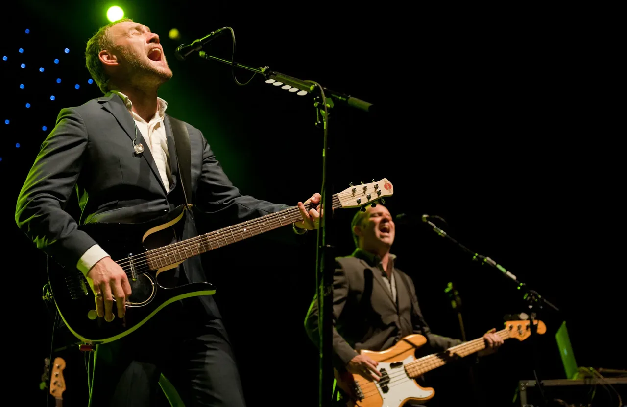 David Gray performing with his band
